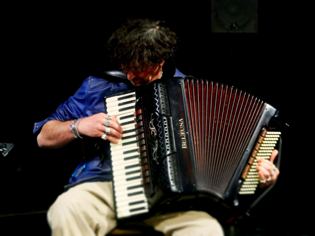 Etre fou plutôt quà genoux - Paul Valet - Johann Riche - Photo JYL